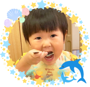 ご飯を食べる幼児